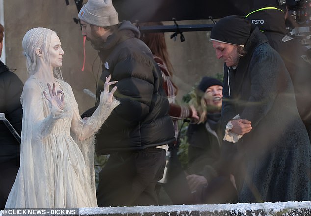 تركز رواية ديكنز الكلاسيكية الصادرة عام 1843 على البخيل، البخيل المسن، الذي يزوره شبح شريكه التجاري السابق جاكوب مارلي عشية عيد الميلاد، وأرواح عيد الميلاد الماضي والحاضر والتي لم تأت بعد.