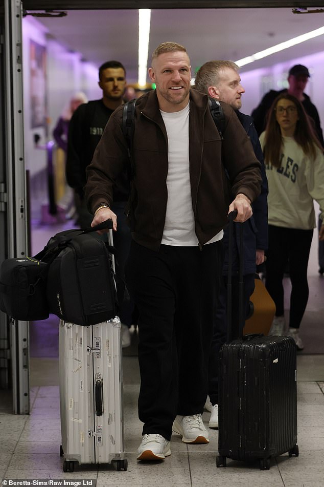 وانضم إلى لاعب الرجبي السابق، البالغ من العمر 40 عامًا، زميلاه النجمان غابي ألين ولوسيندا لايت أثناء توجههما إلى إسبانيا لاستكشاف المزيد من الاتصالات لعرض E4.