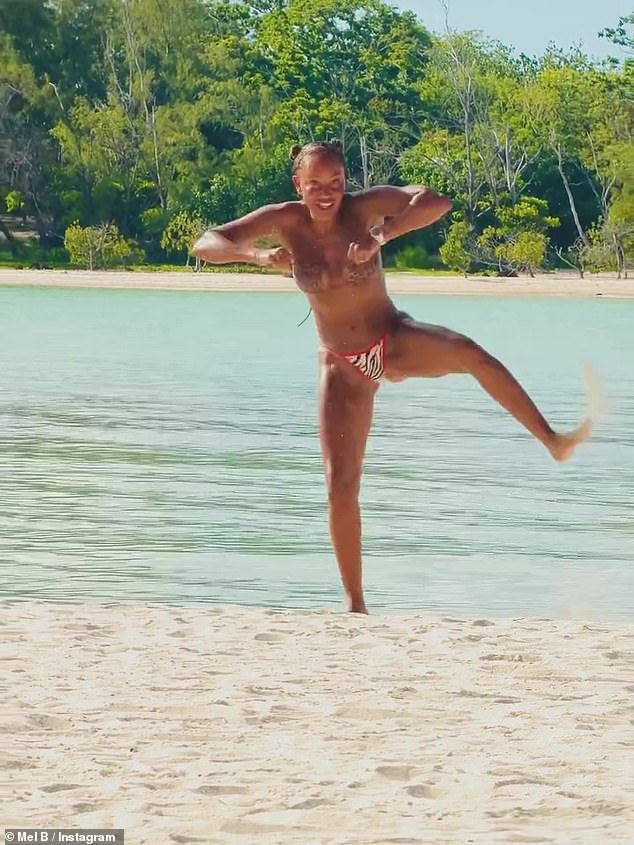 كما أعطت ميل للمعجبين لمحة عن شخصيتها المحببة للمرح بينما كانت تتجول على الشاطئ، وتقفز في الهواء مرتدية بيكيني علوي بطبعة جلد الفهد وسروال ثونغ بطبعة حمار وحشي.