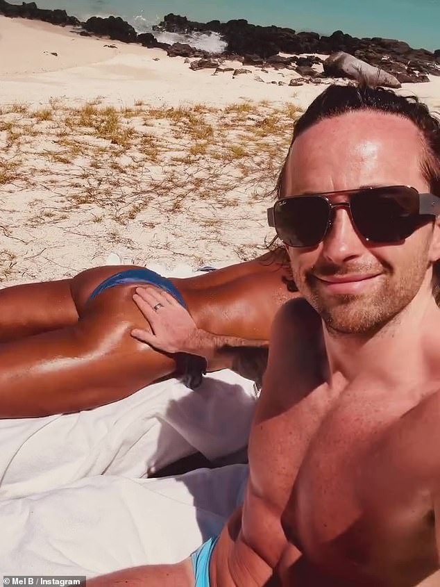 وفي الوقت نفسه، في مقطع فيديو مرح، شوهد روري وهو يمسك بمؤخرة زوجته بوقاحة بينما يستمتع الزوجان المحبوبان بأشعة الشمس.