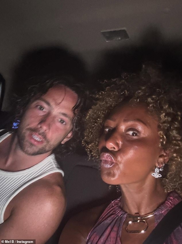 شاركت ميل أيضًا صورة شخصية جميلة مع زوجها أثناء توجههما للمساء