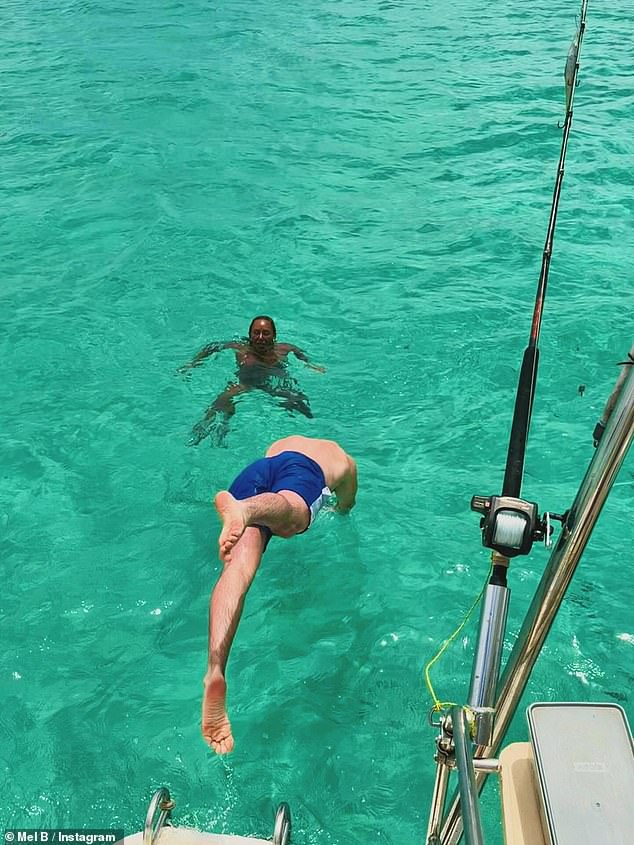 عرضت ميل شخصيتها المذهلة في بيكيني باندو أخضر زيتوني بينما كانت تتوازن على اللوح، بينما شوهدت روري لاحقًا وهي تغوص من قارب في البحر الصافي تمامًا