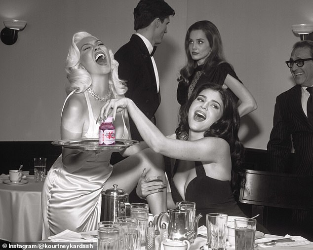 تم عرض علكة الجمال الجديدة للأخوات - والتي تحتوي على المكون الرئيسي سبيرميدين - في حملة الصور الخاصة بهن