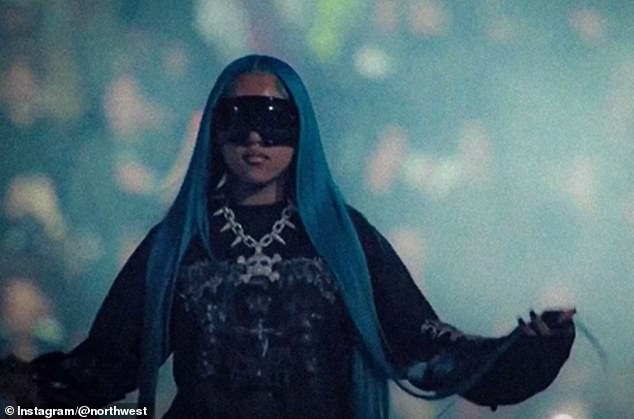 قام الثنائي بأداء أغنيته 