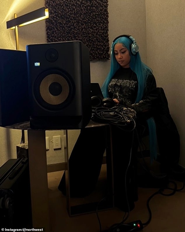 وقالت مؤسسة SKIMS في البرنامج الإذاعي لشقيقتها كلوي Wonder Land: 