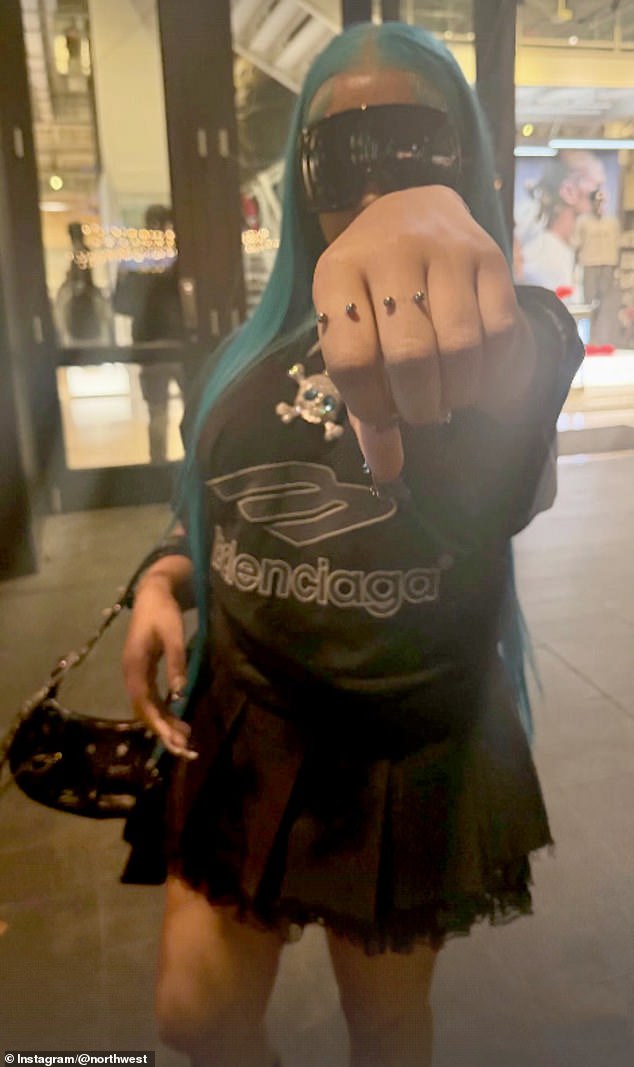 في الأغنية الجديدة، يغني نورث: 