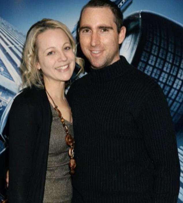 شاركت النجمة التلفزيونية أولي مع زوجها الراحل جريج لانج، الذي توفي بشكل مأساوي بسبب سرطان الدماغ في عام 2010. في الصورة معًا