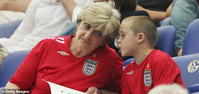 غيلسنكيرشن، ألمانيا - 01 تموز (يوليو): ساندرا بيكهام، والدة كابتن منتخب إنجلترا ديفيد بيكهام، تتحدث مع ابنه بروكلين قبل مباراة ربع نهائي كأس العالم ألمانيا 2006 FIFA بين إنجلترا والبرتغال التي أقيمت على ملعب غيلسنكيرشن في 1 تموز (يوليو) 2006 في غيلسنكيرشن، ألمانيا. (تصوير أليكس ليفيسي / غيتي إيماجز)