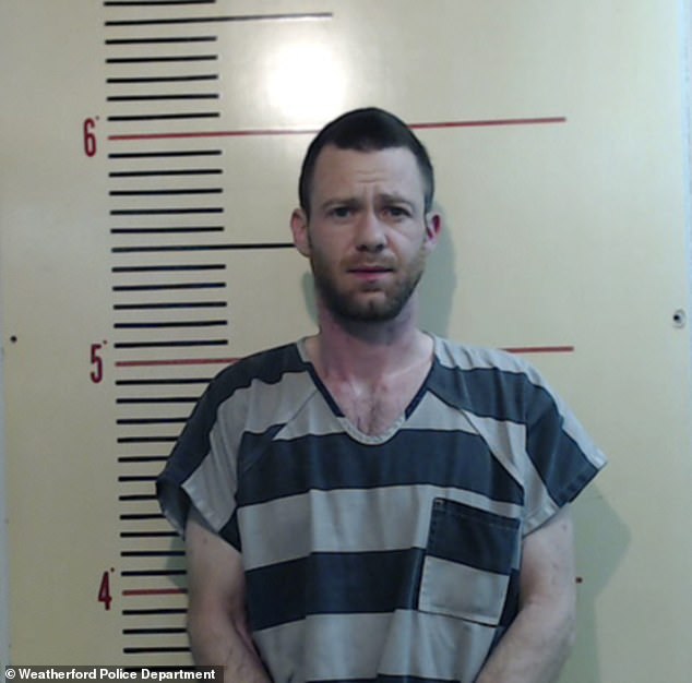 تم القبض على هول بتهمة استنشاق علب منفضة الهواء في فندق في تكساس في عام 2020