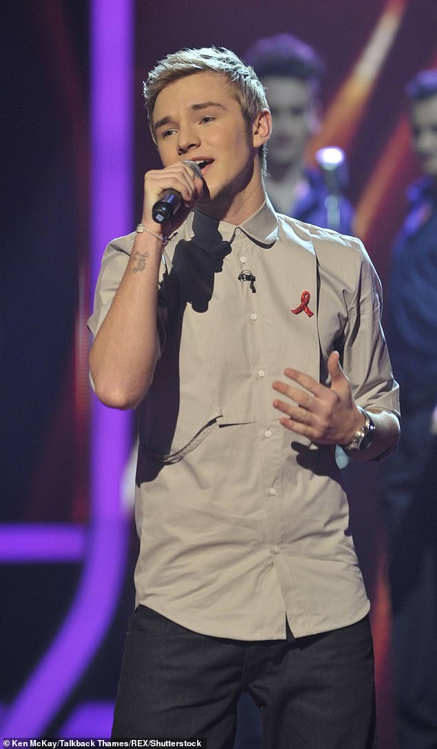 اعترف لويد دانيلز بأنه شعر بالضغط لإخفاء علاقة مثلية أثناء المنافسة في البرنامج في عام 2009.