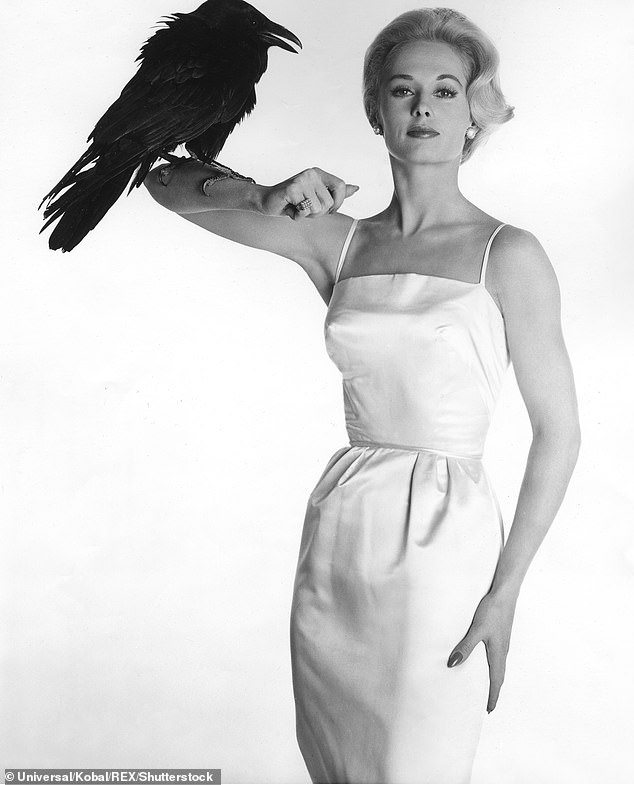 تم تصوير هيدرين في إعلان دعائي لفيلمها الأكثر تذكرًا، وهو فيلم هيتشكوك الكلاسيكي The Birds عام 1963، والذي قامت ببطولته إلى جانب رود تايلور واستنادًا إلى قصة كتبها دافني دو مورييه.