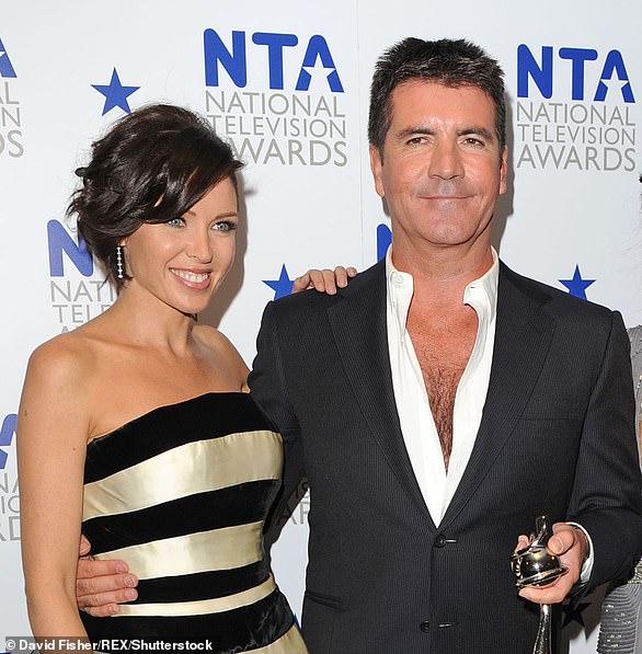 الكيمياء: في عام 2012، تم الكشف عن أن سايمون شعر 