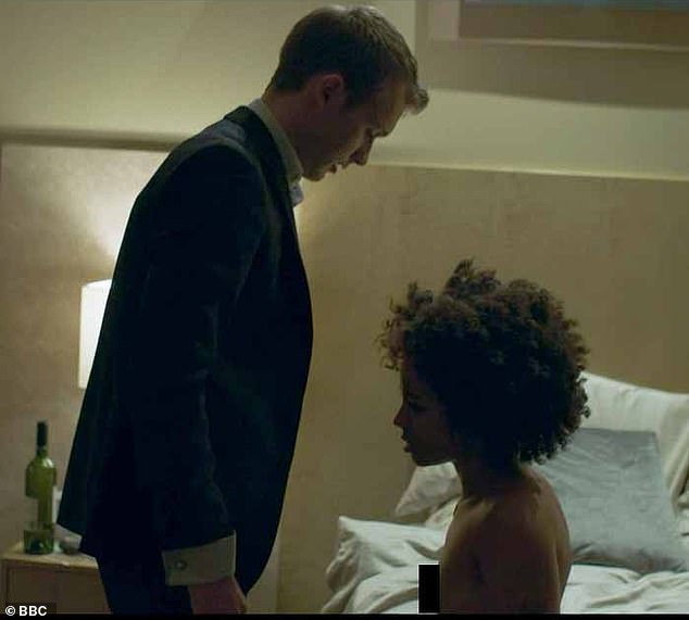 قالت ميهالا سابقًا إنها الآن متزوجة وتتوقع أنه سيكون هناك المزيد من الأشياء التي سترفضها في المشاهد الحميمة (هاربر وروبرت - الذي يلعبه هاري لاوتي - شوهد في العرض).