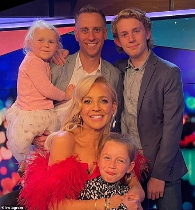 كاري لديها أيضًا ابنتان، إيفي، 10 أعوام، وأديلايد، سبعة أعوام، من شريكها السابق كريس ووكر. كل المصورة