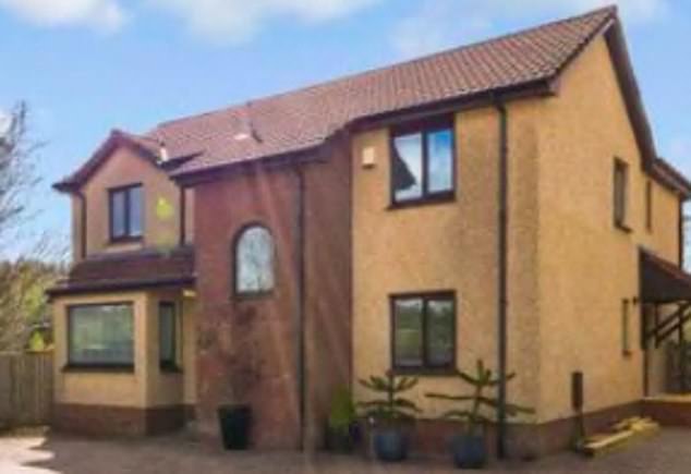 قرر المغني الخروج من منزل والديه في ويست لوثيان أثناء إغلاق كوفيد في عام 2020، وتم بيعه في العام التالي