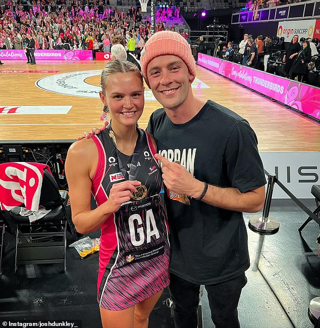 التقى الزوجان لأول مرة بينما كان Dunkley يلعب لفريق Western Bulldogs لكنهما سافرا إلى كوينزلاند للعب كرة القدم