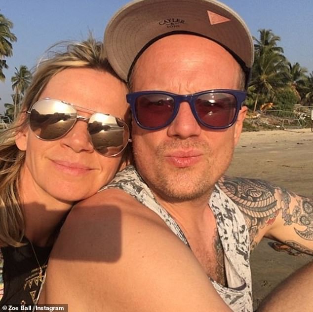 قبل مايكل، بدأت بمواعدة المصور والفني بيلي ييتس، الذي توفي بشكل مأساوي منتحرا في مايو 2017 بعد معركة طويلة مع الاكتئاب (زوي وبيلي في الصورة معًا).