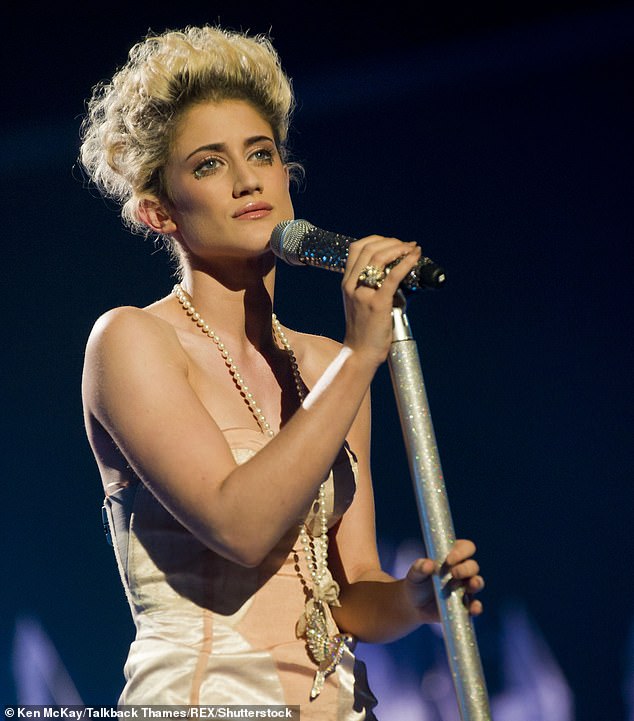 . قامت كاتي وايسيل، التي خضعت للاختبار جنبًا إلى جنب مع ليام في سلسلة 2010، بالتحقق من اسم سايمون في بيانين اتهمت فيهما رؤساء الموسيقى بالتركيز على 