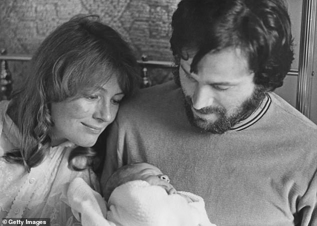 استقبل الزوجان المتقطعان ابنهما كارلو غابرييل ريدجريف سبارانيرو خارج إطار الزواج في عام 1969