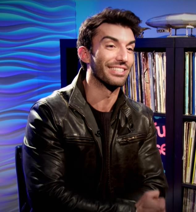 تظهر النصوص غير المختومة بعد عام تقريبًا من ظهور عناق بالدوني المحرج مع سبيرز في عام 2017، حيث عكس لاحقًا ظهورها كضيفة في برنامج 