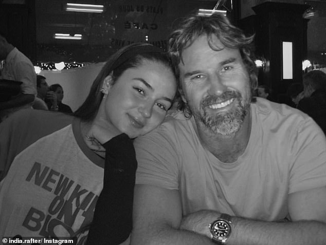 في هذه الأثناء، سمع كل مشجع للتنس الأسترالي اسم بات رافتر (على اليمين)، لكنهم قد لا يدركون أن ابنته إنديا تسير على خطاه الشهيرة