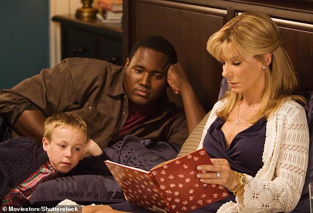 يشتهر آرون بلعب دور نجم اتحاد كرة القدم الأميركي السابق مايكل أوهير في The Blind Side، حيث تم تصويره مع بولوك، التي فازت بجائزة الأوسكار عن أدائها، والممثل الطفل جاي هيد.