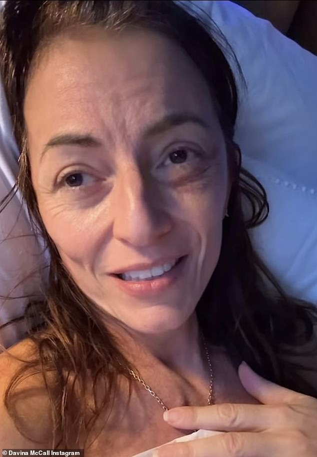 خضعت دافينا لعملية جراحية لإزالة كيس غرواني في دماغها العام الماضي، وبعد مرور عام تقريبًا وجدت كتلة على ثديها. لقد عادت منذ ذلك الحين للعمل في The Masked Singer