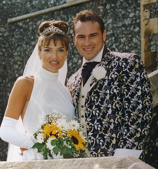 قالت WAG Lizzie السابقة، والتي كانت متزوجة من جيسون كوندي لاعب تشيلسي، إن والدتها أوقفتها في طريقها إلى المذبح بعد أن تركتها قلقة للغاية من أنها كانت تربط العقدة مع لاعب كرة قدم.