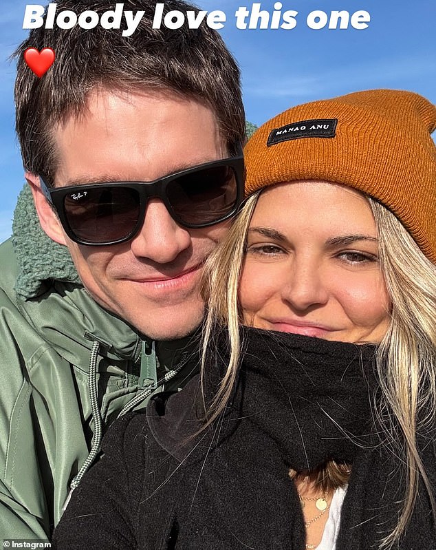 ظهر الزوجان علنًا لأول مرة في أبريل عندما نشرت جيما صورة مشمسة لجيسي وهي تعانقها بشدة مع تسمية توضيحية تقول: 