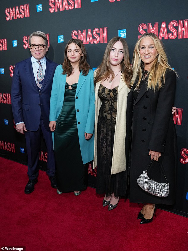 بروديريك وتابيثا وماريون وباركر في ليلة افتتاح سماش برودواي في المسرح الإمبراطوري في أبريل 2025 في مدينة نيويورك