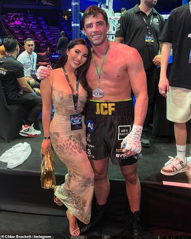 كانت هذه هي المرة الأولى التي شوهد فيها يقترب من شخص جديد منذ انفصاله عن كلوي بروكيت عضوة TOWIE (في الصورة)