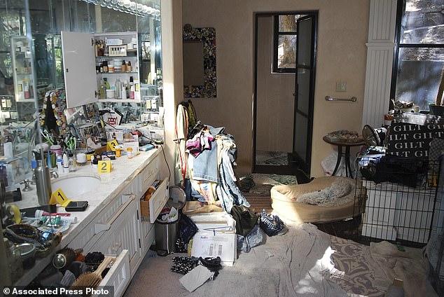 تظهر الصور الجديدة داخل المجمع أن المنزل تم إعادة تشكيله وبشكل لائق حتى لو كان مليئًا بالملابس والصناديق والحفاضات وأقفاص الكلاب، كما هو موضح بالشكل الصحيح