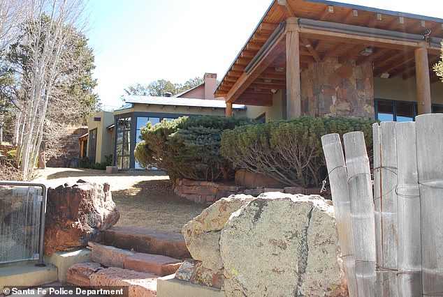 تم العثور على جين وزوجته بيتسي ميتين داخل المنزل في فبراير 2025