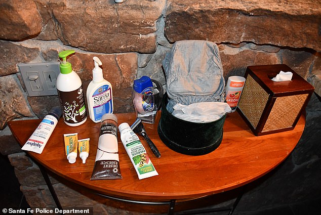 يمكن رؤية حفاضات رمادية قابلة للسحب في وعاء أسود على هذه الطاولة الخشبية