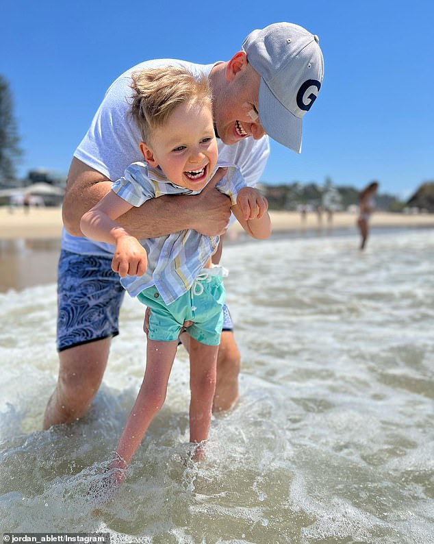 في العام الماضي، تحدث الزوجان لأول مرة عن الاضطراب التنكسي النادر الذي يعاني منه ابنهما حاليًا. تم تصوير غاري مع ابنه