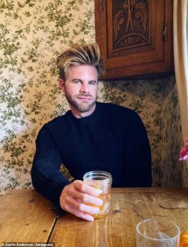 تم تصنيف نيكولا على أنها 