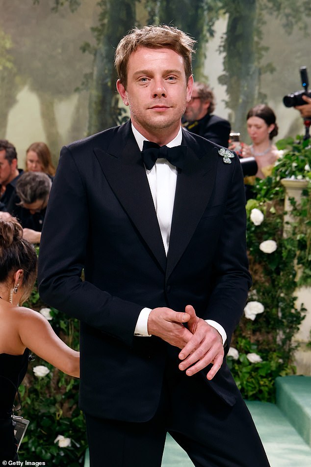 تم الكشف عن أندرسون، الذي احتك بأشهر الشخصيات في عالم الموضة، كمدير إبداعي جديد لكريستيان ديور في يونيو الماضي.