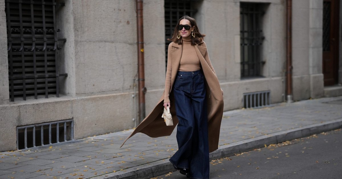 ميونيخ، ألمانيا - 28 أكتوبر: شوهدت أنيت ويبر وهي ترتدي معطفًا طويلًا من الصوف بدون أكمام مع طية صدر واسعة، وجيوب كبيرة الحجم، وصورة ظلية انسيابية من ماكس مارا؛ وجسم بياقة عالية متماسكة من ضلع الجمل مع نسيج عمودي ناعم من ماكس مارا؛ بنطال جينز بأرجل واسعة أزرق داكن بخصر عالي وثنية منظمة من تصميم ماكس مارا؛ حذاء أسود لامع بلمسة نهائية لامعة وكعب سميك من جيمي تشو؛ وحقيبة جلدية صغيرة ذات هيكل كريمي تتميز بمقبض علوي صغير وسحاب ذهبي للإغلاق وتصميم بسيط على شكل أرجوحة من Loro Piana؛ نظارة شمسية سوداء كبيرة الحجم بإطار درع جريء وعدسات داكنة من غوتشي؛ وأقراط كبيرة منحوتة باللون الذهبي بأشكال دائرية عضوية من ماكس مارا؛ تم تسريح شعرها البني بشكل مستقيم ومفروق من المنتصف في 28 أكتوبر 2025 في ميونيخ، ألمانيا. (تصوير موريتز شولز / غيتي إيماجز)