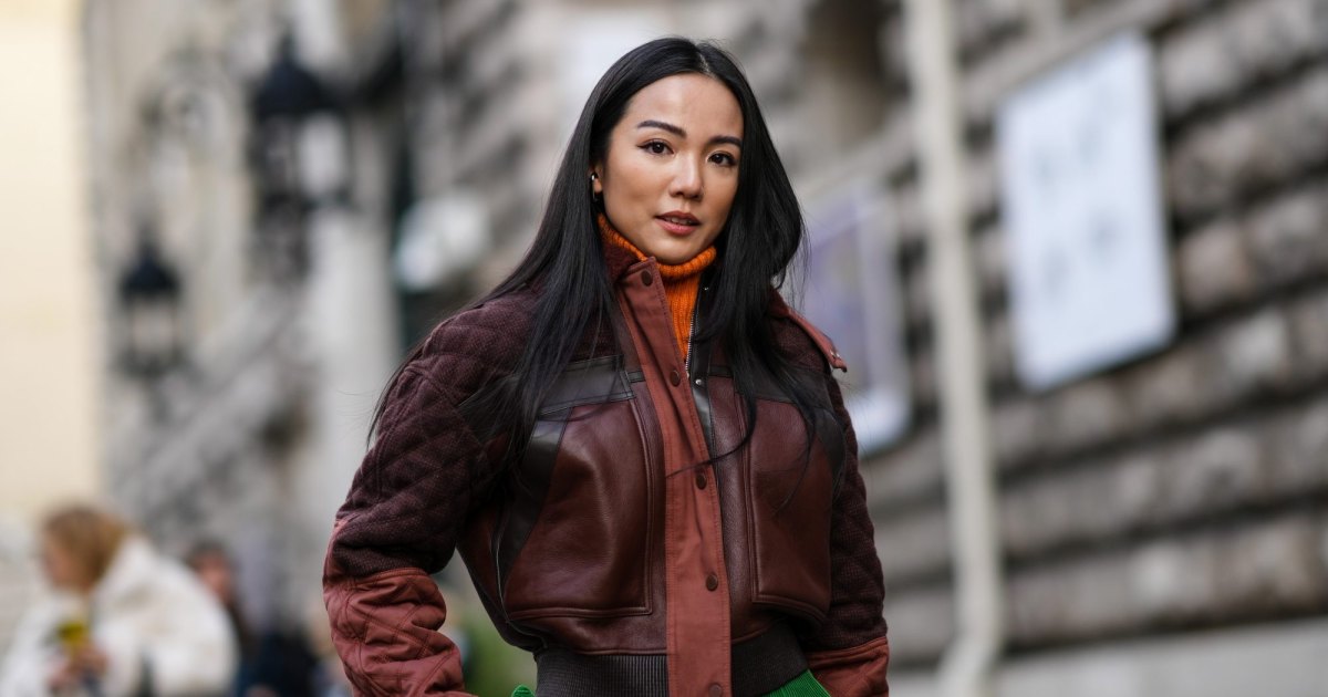 باريس، فرنسا - 05 مارس: ترتدي يويو كاو بلوفرًا برتقاليًا من الصوف المضلع بياقة مدورة، وجلدًا بنيًا لامعًا / أحزمة جلدية سوداء / سترة بسحاب وأكمام مبطنة، وسروالًا كبيرًا أخضر مخملي مضلع، خارج هيرميس، خلال أسبوع الموضة في باريس - ملابس نسائية لخريف وشتاء 2022-2023، في 05 مارس 2022 في باريس، فرنسا. (تصوير إدوارد بيرثيلوت / غيتي إيماجز)