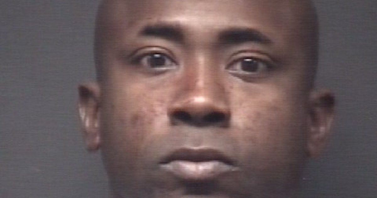 اتهام حفيد بقتل زوجين مسنين بعد العثور عليهما ميتين في المنزل