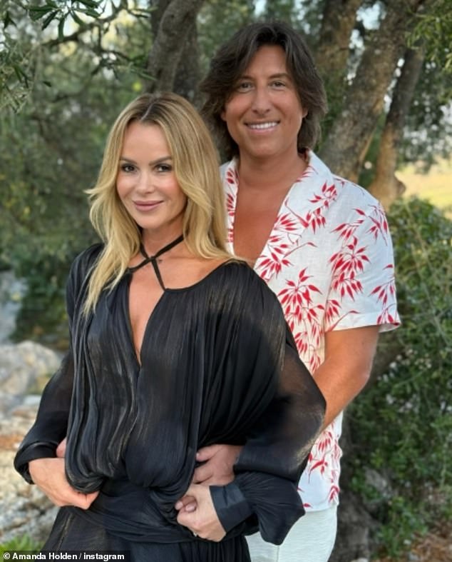 الزوجان متزوجان منذ عام 2008 بعد أن التقيا في عام 2003، ولديهما ابنتان ليكسي، 20 عامًا، وهولي، 14 عامًا (أماندا وكريس في الصورة العام الماضي).