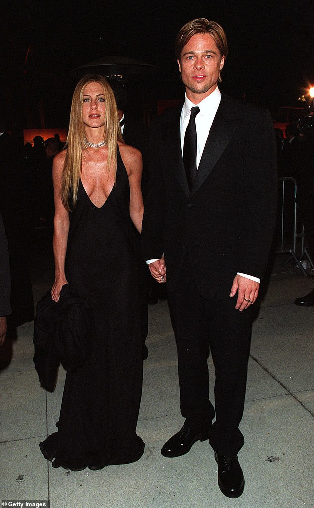 وكانت أيضًا متزوجة من أيقونة هوليوود براد بيت، 61 عامًا، من عام 2000 حتى عام 2005؛ تم تصويرهم في حفل فانيتي فير في لوس أنجلوس عام 2000