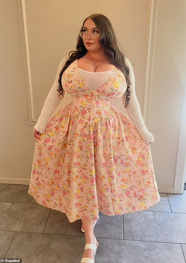 تقول المرأة الاسكتلندية إنه تم تشخيص إصابتها سابقًا بتضخم الثدي، وهو نوع من تضخم الثدي الذي يؤدي إلى تضخم صدرها بشكل مفرط بمرور الوقت