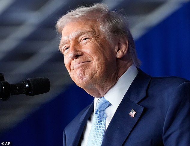 لم يكن ميناج دائمًا جمهوريًا بشكل علني، ولكنه أصبح منذ ذلك الحين مؤيدًا بارزًا لحركة MAGA؛ صورة ترامب في عام 2025