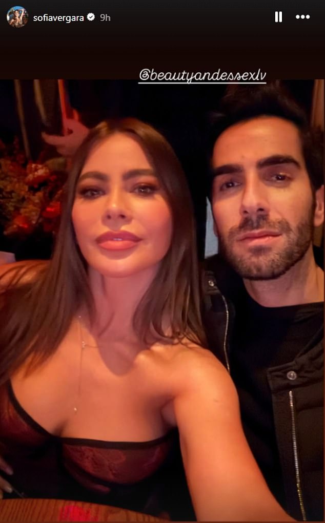 كان فيرغارا قد ارتبط مؤخرًا بشكل رومانسي برجل الأعمال دوغلاس شابوت البالغ من العمر 39 عامًا حيث شوهدا معًا في لاس فيغاس في نوفمبر (في الصورة) وفي حفل Oasis في باسادينا، كاليفورنيا في أكتوبر.