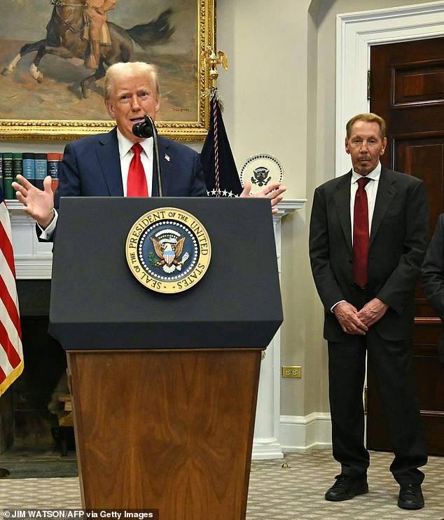 بالحديث عن ذلك، ضغط الرئيس دونالد ترامب شخصيًا على لاري إليسون، مالك شركة باراماونت بيكتشرز، لإحياء ساعة الذروة (كلاهما في الصورة في 21 يناير).