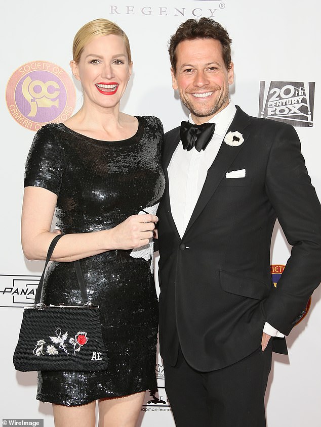 يدعي جروفود أنه يكسب 375 ألف دولار سنويًا، على الرغم من أن محامي إيفانز يقولون إنه كان يكسب 588 ألف دولار سنويًا قبل الانفصال.