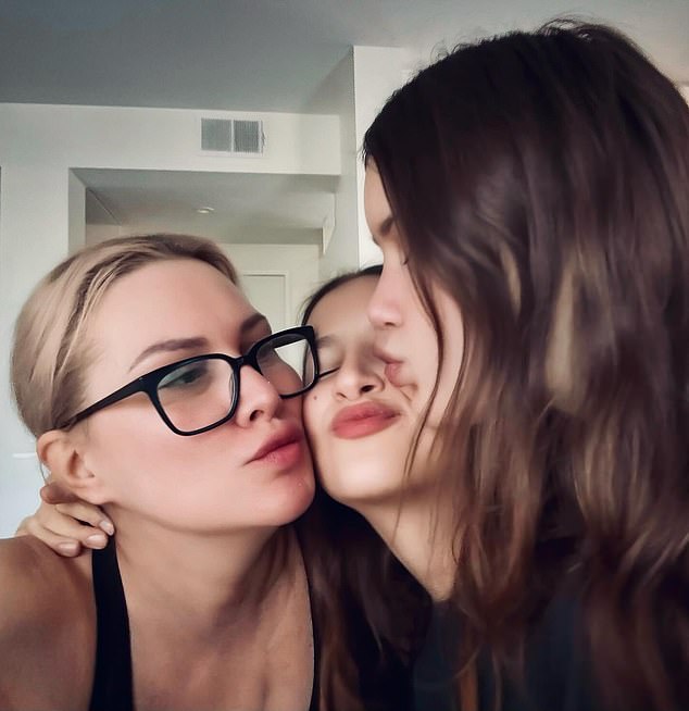 صورة إيفانز مع ابنتيهما، إيلا، 16 عامًا، وإلسي، 12 عامًا. يسعى جروفود فقط للحصول على حضانة إلسي، بينما تقدمت إيلا بطلب للحصول على أمر تقييدي ضد والدها وصديقتها