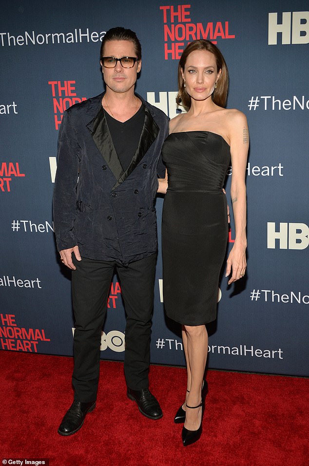 وفي مارس 2015، خضعت أيضًا لإزالة المبيضين وقناتي فالوب كإجراء وقائي ضد الإصابة بسرطان المبيض. في الصورة مع الزوج السابق براد بيت في عام 2014