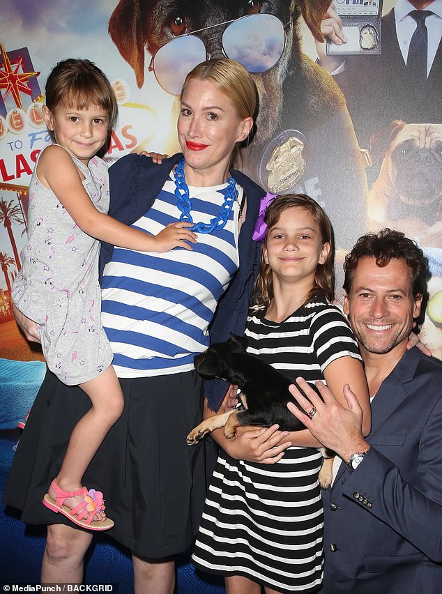 انتهى جروفود وإيفانز، اللذان لديهما ابنتان إيلا، 16 عامًا، وإلسي، 13 عامًا، من طلاقهما في عام 2023، ومنذ ذلك الحين دخلا في نزاع مرير حول الأوامر الزجرية والحضانة والمال.